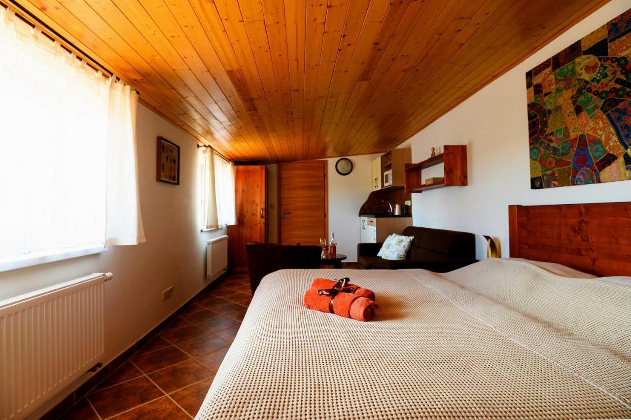 Penzion U TŘÍ RŮŽÍ Vrbice Esterno foto