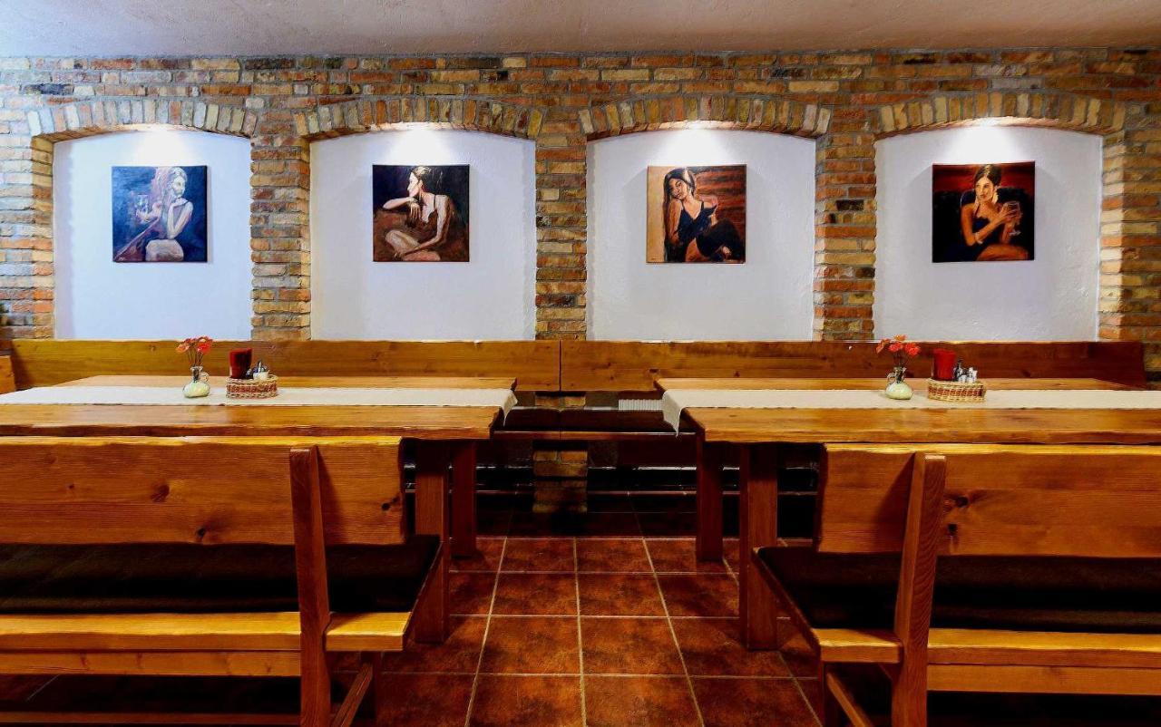 Penzion U TŘÍ RŮŽÍ Vrbice Esterno foto