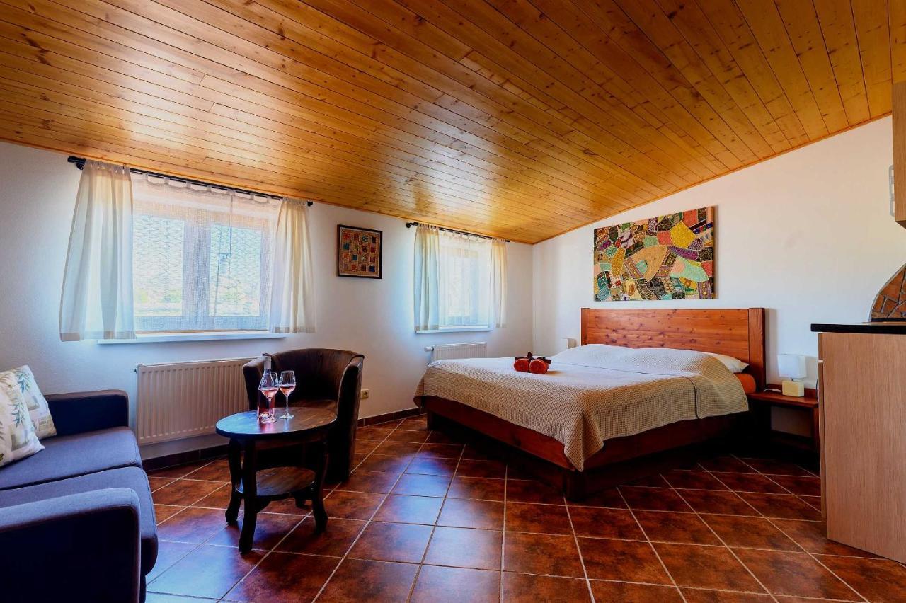 Penzion U TŘÍ RŮŽÍ Vrbice Esterno foto