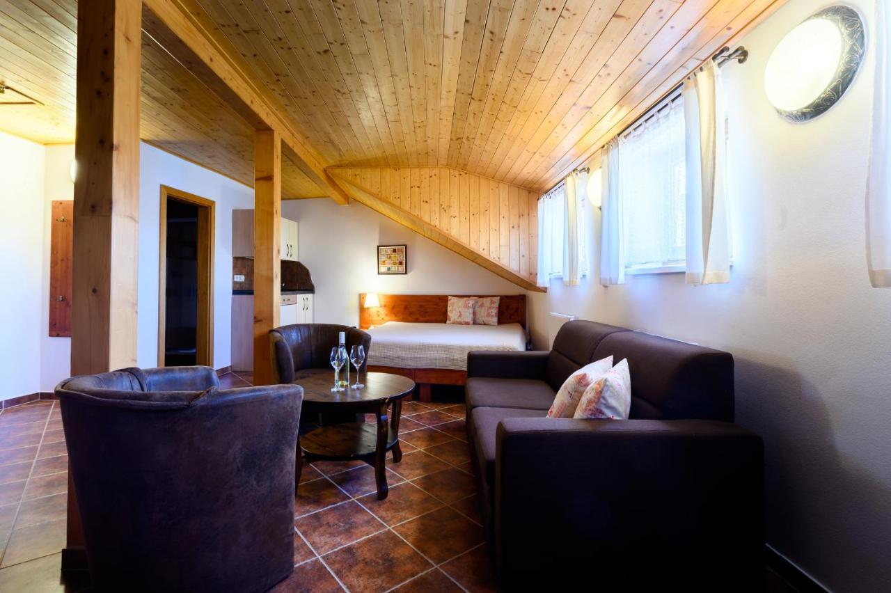Penzion U TŘÍ RŮŽÍ Vrbice Esterno foto